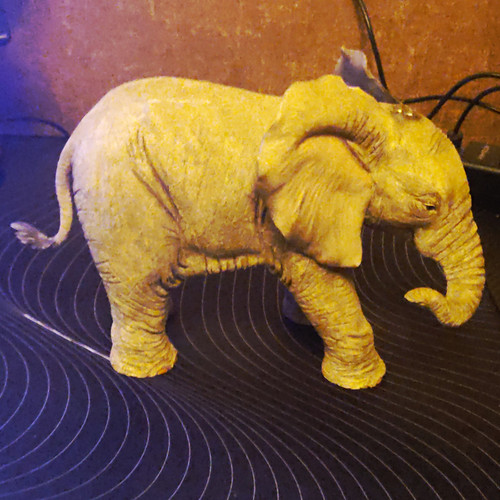 Tuskers resin elephant - tuskers,