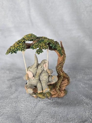 Tuskers two fro - n', figurine